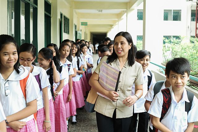  Teacher Suzanne and her students at the Tinajeros National High School in Malabon City (CDN PHOTO/CRIS LATO).