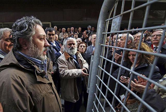 Murat Sabuncu, chief editor of Cumhuriyet, talks to friends and readers outside his newspaper's headquarters in Istanbul in this Jan. 18, 2015 file photo (AP PHOTO). 