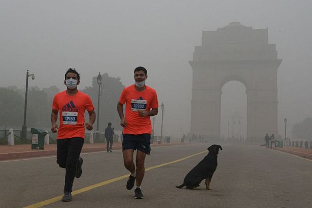 Runners take part in the New Delhi 10K Challenge amid heavy smog in this November 6, 2016, photo (AFP). 