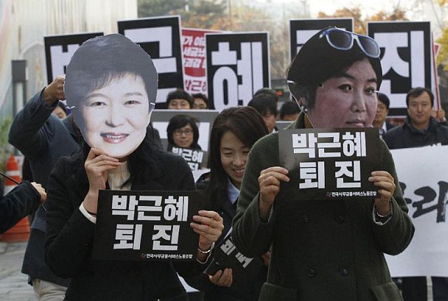 Protesters wearing masks of South Korean President Park Geun-hye (left) and Choi Soon-sil, Park’s longtime friend gather in Seoul, South Korea in this Nov. 18, 2016 photo. (AP)