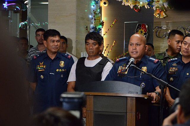 PNP Chief Bato dela Rosa presents Dayan to the media shortly after his arrest on Tuesday (INQUIRER FILE PHOTO). 