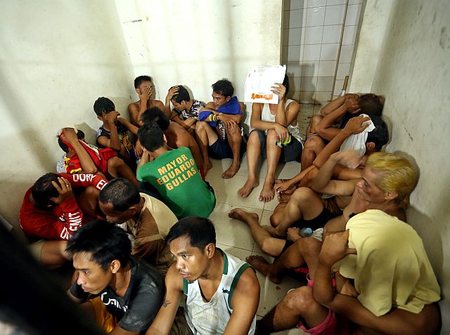 CAUGHT! These men are among the 25 persons arrested by agents of the Philippine Drug Enforcement Agency (PDEA) in an alleged shabu tiangge in Sitio Rattan, Barangay Tangke, Talisay City on Wednesday, Nov. 16, 2016. (CDN PHOTO/LITO TECSON)
