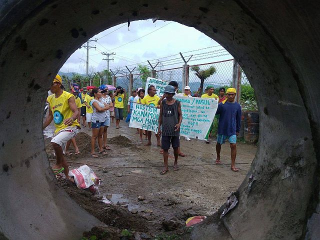 The protesters as seen through a culvert (CDN PHOTO/JUNJIE MENDOZA). 
