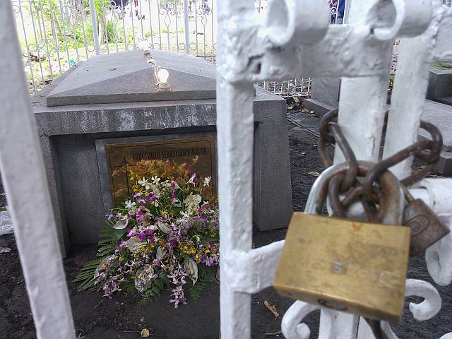  The grave of Fructuoso Sebastian Vidal Sr., father or Cebu Archbishop Emeritus Ricardo Cardinal Vidal, was locked on All Souls’ Day.  The Cardinal missed his annual cemetery visit this year because of his poor health (CDN PHOTO/JUNJIE MENDOZA). 
