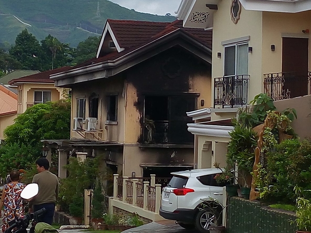 The burnt two-story home in Acacia Place (CDN PHOTO/JUNJIE MENDOZA)