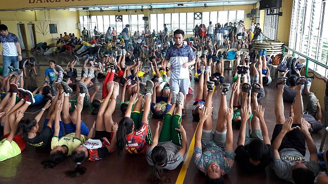 A physical therapist teaches athletes of the Cebu City Niños the proper stretching exercise in a the workshop held at Cebu City Sports Center (CDN PHOTO/GLENDALE ROSAL)