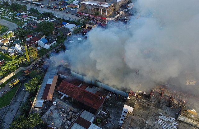 Aerial shot of the fire at the fire in Barangay Carreta (CDN PHOTO/TONEE DESPOJO). 