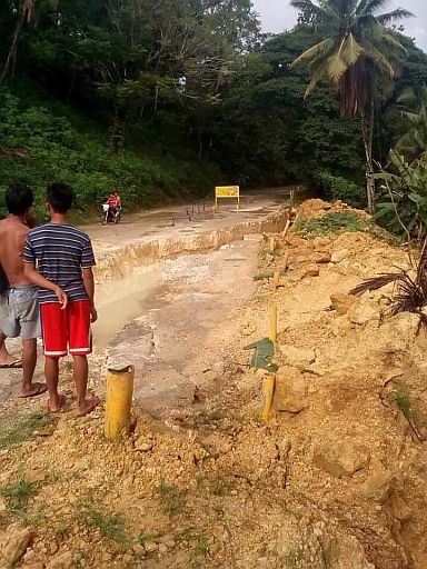 A landslide closed a lane of the two-lane national road in Barangay New Bago, which connects Asturias to the neighboring town of Tuburan. (CONTRIBUTED PHOTO / CHRISTIAN CONEJO) 