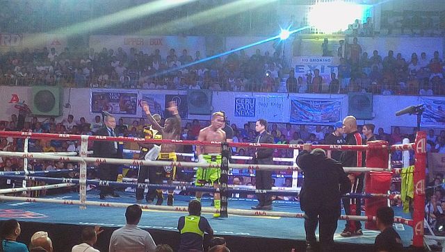 "Prince" Albert Pagara (in yellow trunks) seals a unanimous decision win over Ghana's Raymond Commey of Ghana in the undercard of Pinoy Pride 39: Road to Redemption at the Cebu Coliseum. (CDN PHOTO/GLENDALE ROSAL)