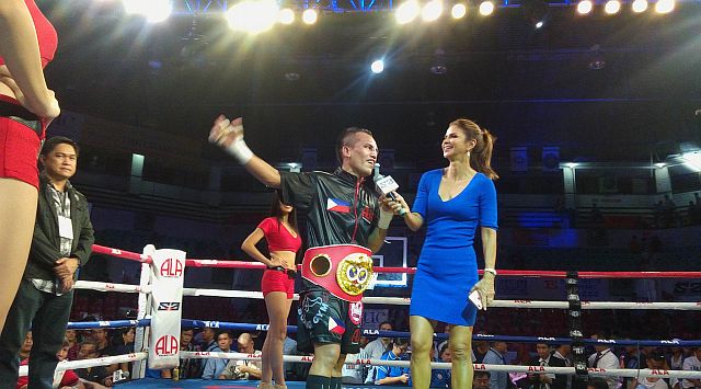 Milan Milendo is interviewed moments after pocketing the IBF World Interim Junior Flyweight title in the main event of Pinoy Pride 39: Road to Redemption at the Cebu Coliseum. (CDN PHOTO/GLENDALE ROSAL)