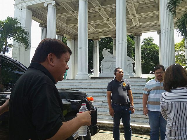Cebu City Mayor Tomas Osmeña and his family visited  Doña Pepang Cemetery yesterday. (CDN PHOTO/ JUNJIE MENDOZA)