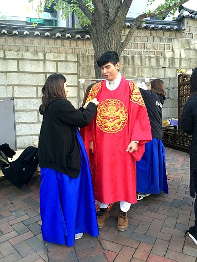 Getting dresed in hanbok