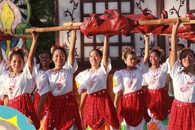 Pundok Kabatan-unan of Sisters of Mary School show their winning form as they won 1st place in the Talisay City Inasal Fetival held in alisay City Central School ground.(CDN PHOTO/JUNJIE MENDOZA)