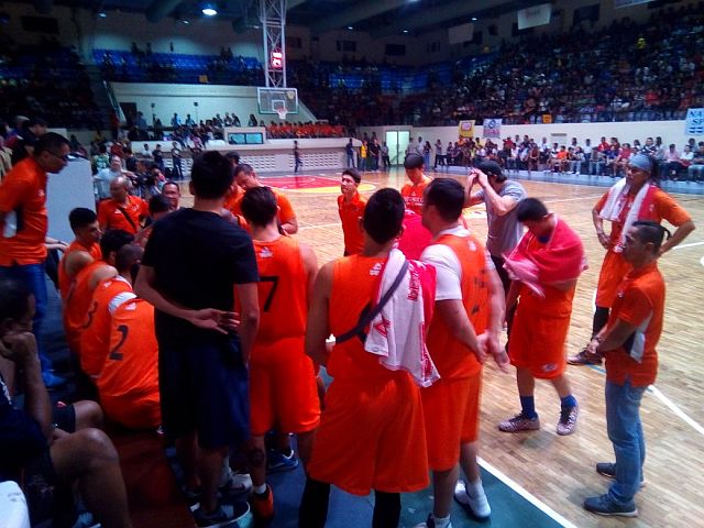 Meralco Bolts lead over UV Green Lancers at the end of the first quarter, 27-18. (CDN PHOTO/ JAMES SAVELLON)