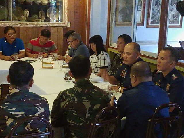 Security updates in southern Cebu are discussed by the Armed Forces of the Philippines (AFP) and Philippine National Police (PNP) officials on Saturday morning. (CDN PHOTO/ JUNJIE MENDOZA) 