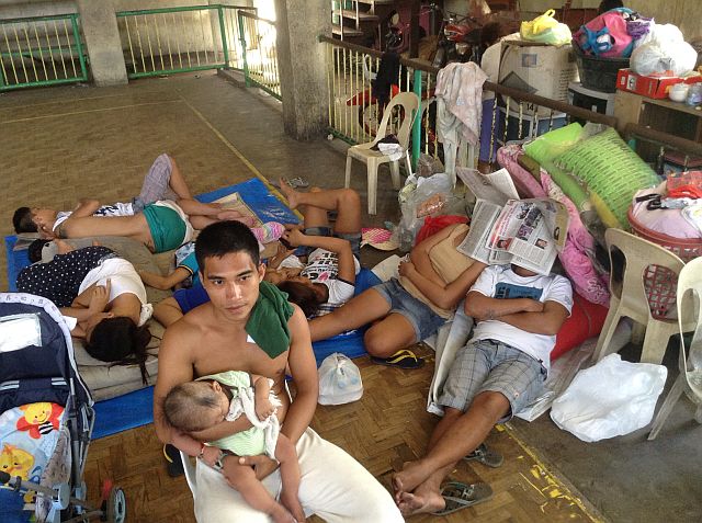  Fire victims temporarily sheltered at the Barangay Suba Sports Complex bear the discomfort as they await assistance to rebuild their homes. (CDN PHOTO/DOMINIC YASAY)