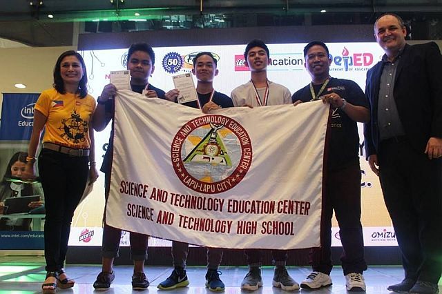  Brian Baran (second from left), together with his teammates and coach, pose with the representatives of the organizing committee during the 15th Philippine Robotics Olympiad held at SM North Edsa (CONTRIBUTED PHOTO). 