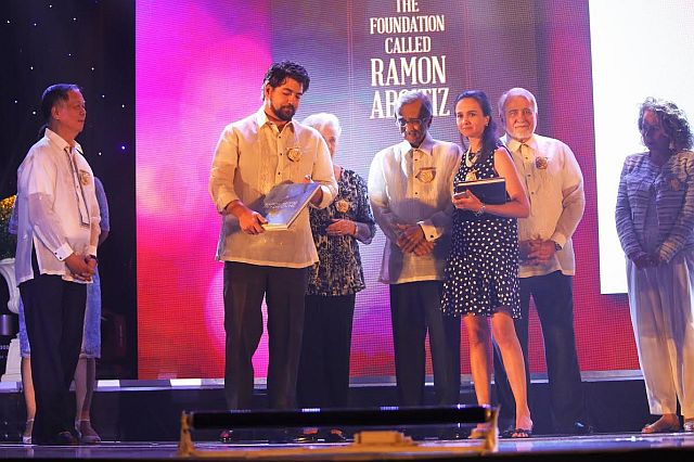 Juan Aboitiz (left) receive the books “The Foundation Called Ramon Aboitiz” and the “RAFI @ 50” as a symbolic gesture of the fourth generation Aboitizes handing over the reins of the foundation to the fifth generation (CONTRIBUTED PHOTO). 