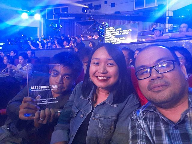 "No Seguir" director Niño Justin Tecson, assistant director Brenna Ibale and USJR Department of Journalism and Communications Chairman Nestor Ramirez pose for a photo after winning the Top #C1Minute Student Film (CONTRIBUTED PHOTO)