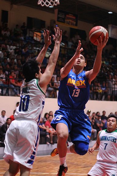 NLEX Road Warriors’ Garvo Lanete drives to the basket against Victor Nuñez of the Cebu Landmasters in Recoletos Invitational Cup. The the tournament concluded last Friday with the Road Warriors bagging the crown at the expense of sister team Meralco Bolts. (CDN PHOTO/RABBONI BORBON)