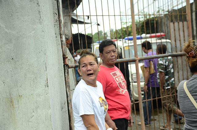 Rhoda, reported live-in partner of slain Albuera Mayor Rolando Espinosa Sr.,  is seen here wailing outside the  gate of the Baybay Sub-Provincial Jail after learning of the death of her partner last  Saturday. (CONTRIBUTED PHOTO/ROBERT DEJON)  