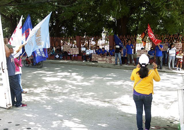  Bantayan fisherfolk hold a protest rally in front of the Department of Environment and Natural Resources, showing their opposition to the government’s ‘no-build zone’ policy. (CDN PHOTO/CHRISTIAN MANINGO). 