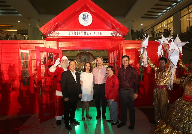 Hans Sy, SM Prime Holdings, Inc. board director, (above photo, fourth from left) leads the opening of the SM Christmas Village of Hope at SM City Cebu. With him are  Clayton and Joji Tugonon (from left), owner of Christmas Village of Hope; Marissa Fernan, SM Prime Holdings Inc. vice president; and lawyer Arnel Jose Bañas, president of the Kythe Foundation, Inc.  (CDN PHOTO/TONEE DESPOJO). 
