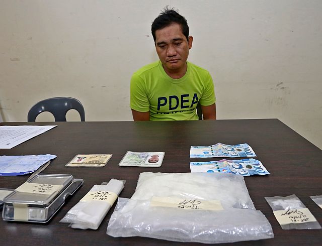 PDEA HAUL. Suspected drug pusher Henry E. Tabalin is presented to the media on Friday by the Philippine Drug Enforcement Agency in Central Visayas (PDEA-7) after he was arrested in Sitio Paglaom, Barangay Mambaling, Cebu City and seized from him more that P1.4 million worth of suspected shabu in a buy-bust operation on Thursday, Nov. 11, 2016  (CDN PHOTO/JUNJIE MENDOZA). 