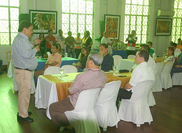 Cebu City Mayor Tomas Osmeña meets with  BPO leaders at the Sinulog Hall of the Rizal Library yesterday to assure them of the city’s full support in addressing all their problems (CDN PHOTO/CHRISTIAN MANINGO). 