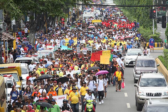 Policemen, firemen, students, local government officials and motorcycle-for-hire drivers were among the hundreds of people who joined a march from Fuente Osmeña to the Cebu City Sports Center yesterday to launch the first-ever “Independence Day” celebration against illegal drugs in Cebu. The event also marked the start  of Drug Abuse Prevention and Control Month. (CDN PHOTO/JUNJIE MENDOZA)