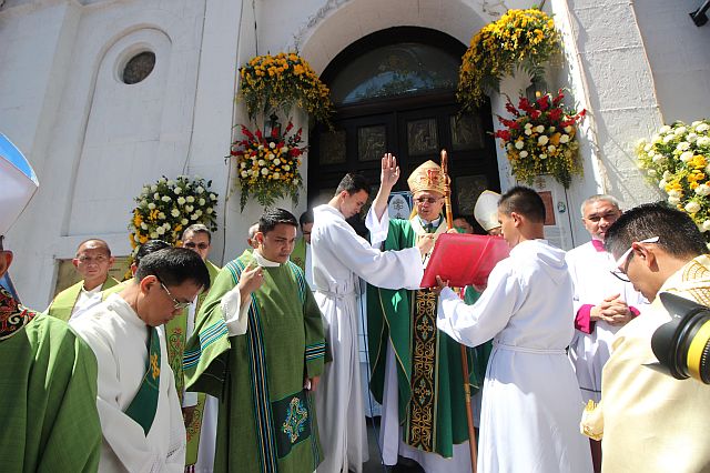 HOLY DOOR CLOSES: Cebu Archbishop Jose Palma officiates the rite to close the Holy Door of the Cebu Metropolitan Cathedral to mark the end of the Jubilee Year of Mercy (CDN PHOTO/SAMMY NAVAJA). 