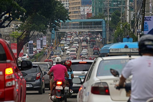 Traffic congestion continues to build up along Escario Street in Cebu City (CDN PHOTO/JUNJIE MENDOZA). 