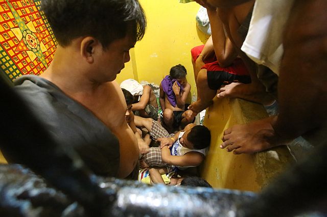 This scene is typical in all of Cebu City’s 11 police precincts.  Detention cells that are filled to the brim have inmates waiting for each other’s turn to get some rest. (CDN PHOTO/JUNJIE MENDOZA)