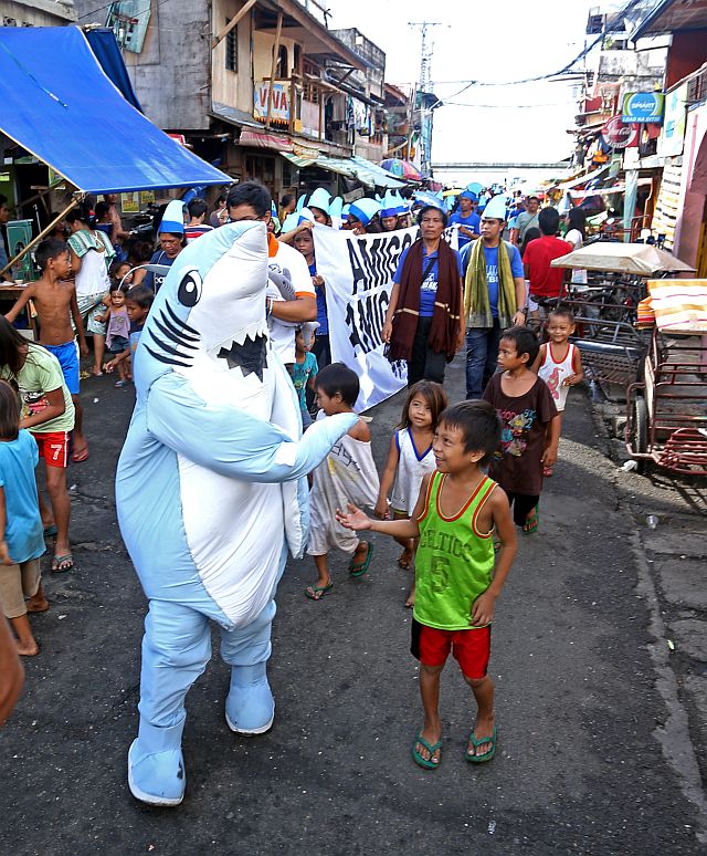 SHARK PARADE. Environmentalists headed by Greenpeace advocates marched at the Pasil Fishport, Tuesday, to  protest the  selling of shark meat at  the market.  They later proceeded to the Cebu City Hall for the  historic  signing of an executive order by Mayor Tomas Osmeña banning the catching, selling, possession and trading of all shark species and its derivatives in Cebu City. (CDN PHOTO/LITO TECSON)