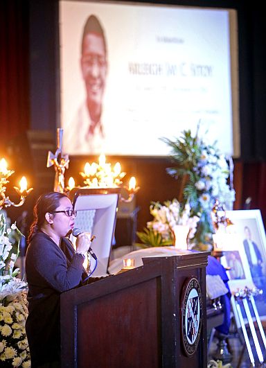 Lawyer Leighna Sitoy delivers a message during the necrological service for her late father at the Capitol Social Hall. (CDN PHOTO/LITO TECSON)