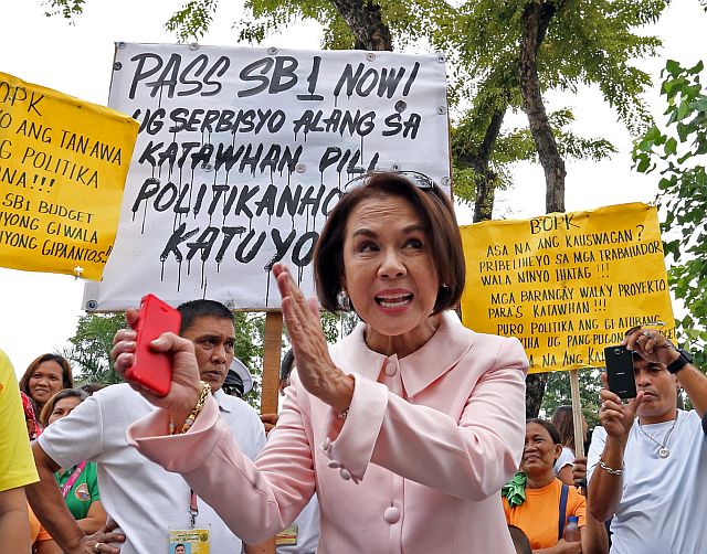 Cebu City Councilor Margot Osmeña had to go outside the Cebu City Hall to explain to protesting workers why she and the BO-PK bloc had to defer Supplemental Budget 1 in this Oct. 7, 2015 file photo.