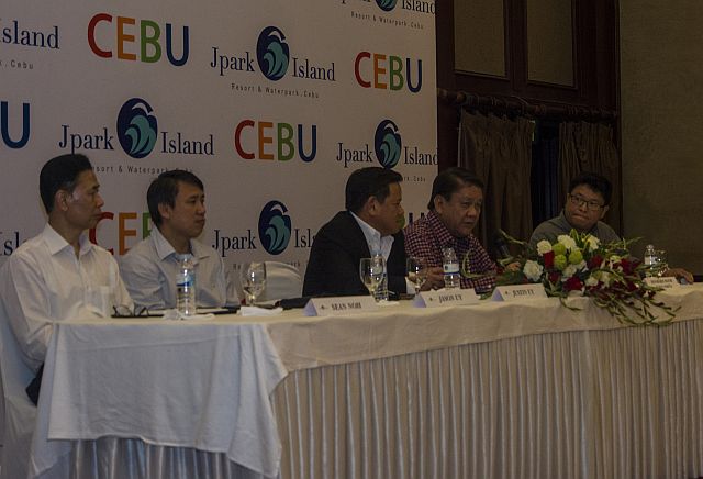 From left: Jpark general manager Sean Noh, Jpark CEO Jason Uy, Jpark chairman of the board Justin Uy, Cebu City Mayor Tomas Osmeña and Jpark corporate liaison officer Arthur Lo. (CDN PHOTO/CHRISTIAN MANINGO) 