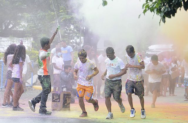 DRUG AWARENESS AND PREVENTION RUN. Participants of the run get a dose of green, red, blue and pink powder during  the five-kilometer Color Fun Run and Walk initiated by the Cebu Provincial Anti-Drug Abuse Office (CPADAO) on Sunday,  Nov. 20, 2016, which started and ended at the Cebu Provincial Capitol grounds. (CDN PHOTO/CHRISTIAN MANINGO)