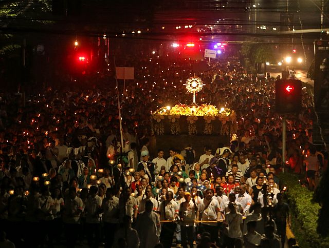 PROCESSION. Thousands join the procession bringing the Holy Eucharist from the Capitol grounds to the Cebu Metropolitan Cathedral, which is part of the celebration of the Solemnity of Christ the King,  marking the end of the church’s liturgical year or the Year of Jubilee of Mercy. (CDN PHOTO/LITO TECSON)