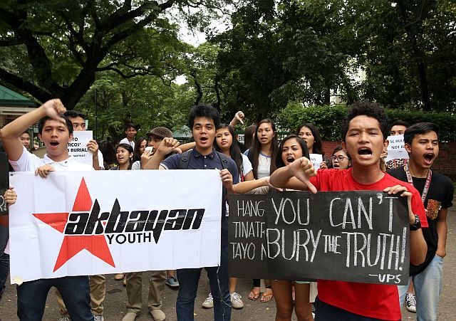 Around 50 students of University of the Philippines Cebu College staged a protest rally on November 18 against the burial of late dictator Ferdinand Marcos at Heroes’ Cemetery (CDN PHOTO/Junjie Mendoza).