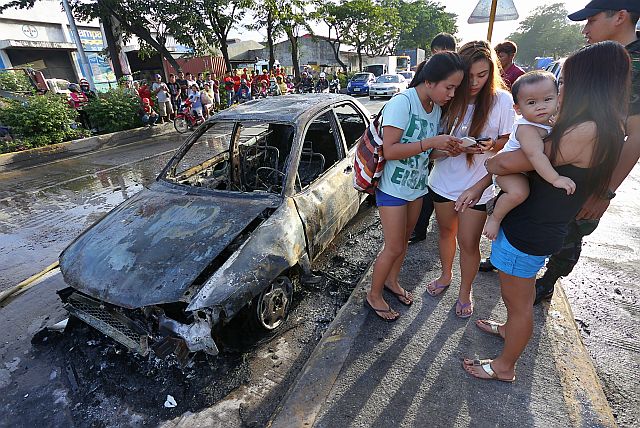 CAR FIRE AT S OSMEÑA ROAD/NOV. 25, 2016: Kimberly Tiro 18 (left) with her 3 passengers Danielle (center) and Julie Gabrllo with one-year-old Kiann Raphael Alegarles scape from thier burned KIA vehicle driven by Kimberly along S. Osmeña road corner Gen. Maxilom. Kimberly is with two other women passengers and a young child when the incident happen.(CDN PHOTO/JUNJIE MENDOZA)