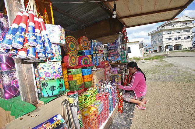 Cebu City Mayor Tomas Osmeña will continue to designate a firecracker zone at the South Road Properties and vows to do what the city can on regulating the use of firecrackers during the holidays. (CDN FILE PHOTO)