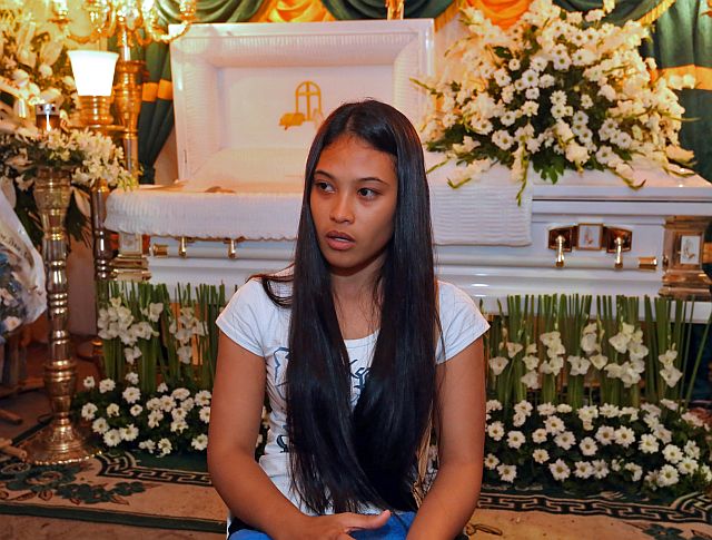 MOURNING IN RAGE. Angelica Arrioja narrates how raiding policemen in masks allegedly forced their way into their bedroom, dragged out her partner Gener Rondina, who was pleading for his life, before he ended up dead in an alleged shootout with the police. Behind her is the casket bearing the remains of Rondina at his wake at the barangay chapel in Sitio Sta. Theresita, Barangay Carreta, Cebu City. (CDN PHOTO/JUNJIE MENDOZA)