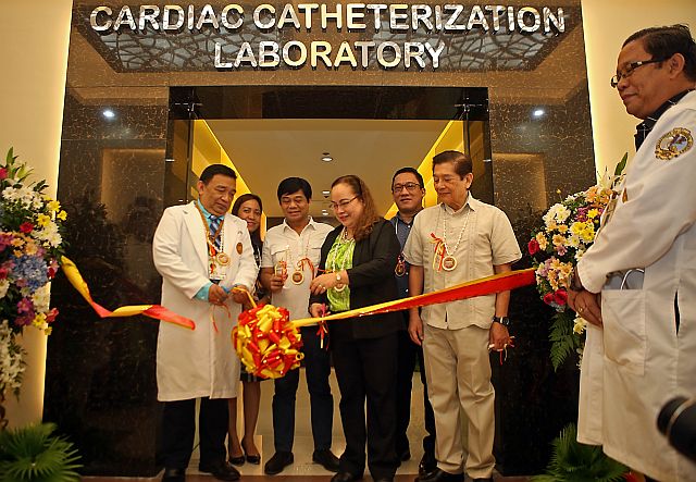 Vicente Sotto Memorial Medical Center chief Dr. Gerardo Aquino and Health Secretary  Paulyn Jean Rosell-Ubial cut the ribbon to open the Cardiac Catheterization Lab along with several Cebu local officials. (CDN PHOTO/LITO TECSON)