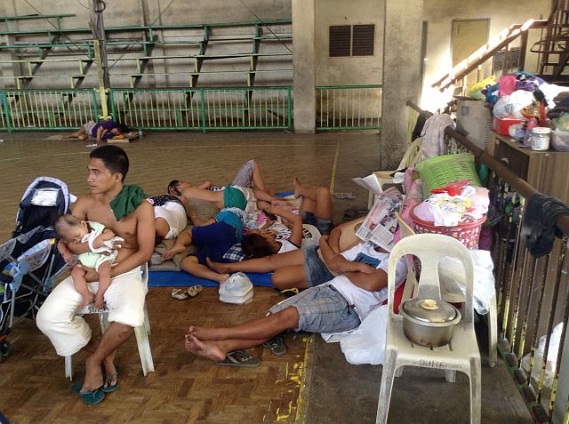  Fire victims temporarily sheltered at the Barangay Suba Sports Complex. (CDN PHOTO/DOMINIC YASAY)