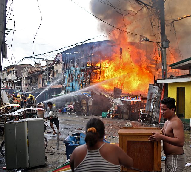 Residents of Barangay Suba flee from the burning house. (CDN PHOTO/LITO TECSON)