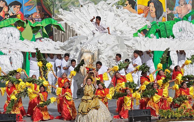 WINNING CONTINGENT.  The Pundok sa Kabataang Mananayaw sa Danao City is this year’s grand prize winner in the the elementary division of the Sinulog sa Kabataan sa Lalawigan. (CDN FILE PHOTO)