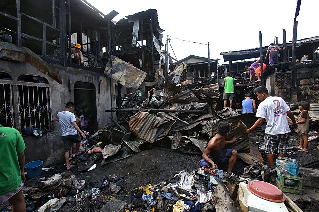 CARRETA AFTER FIRE/NOV. 29, 2016: Fire victims in barangay Carreta try to look for some of useful belongings after the fire last monday afternoon, Most of the fire victims were temporary relocated in Carreta Elementary School. (CDN PHOTO/JUNJIE MENDOZA)