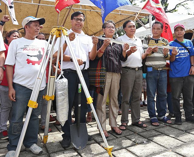  Alvin Dizon, Bimbo Fernandez and Auxilium “Toling” Olayer join other Martial Law survivors in the ceremonial lowering of a time capsule where a marker of  Cebuano Martial Law heroes will rise at the Plaza Independencia. (CDN PHOTO/JUNJIE MENDOZA). 