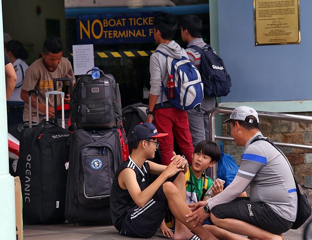 Hundreds of passengers bound for Leyte and Bohol and the neighboring islands of Cebu (top right and below) are stranded at the ports in Cebu City after the Philippine Coast Guard grounded all vessels due to tropical depression Marce (CDN PHOTO/JUNJIE MENDOZA). 